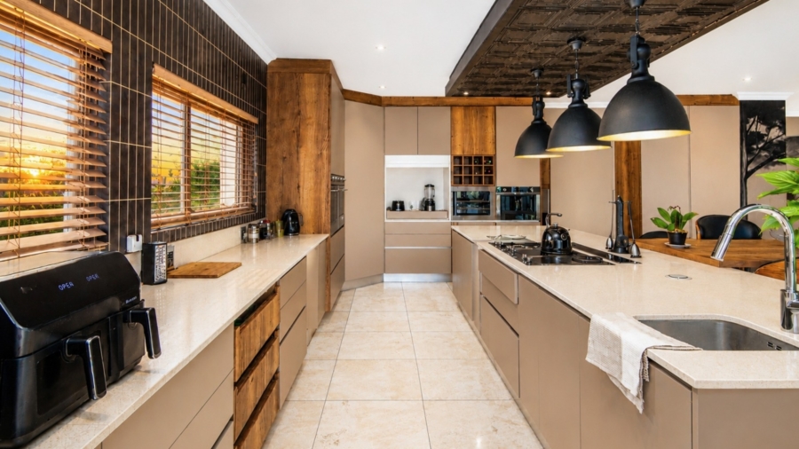 8 Bedroom Property for Sale in Birdwood Estate North West
